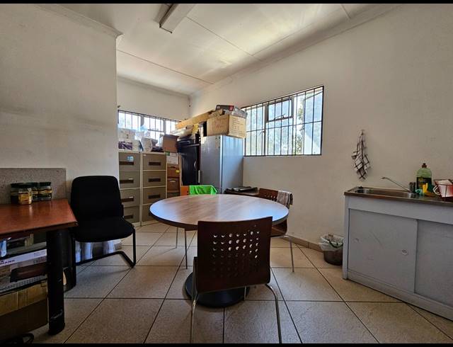 2,500M² WORKSHOP TO LET IN JET PARK
